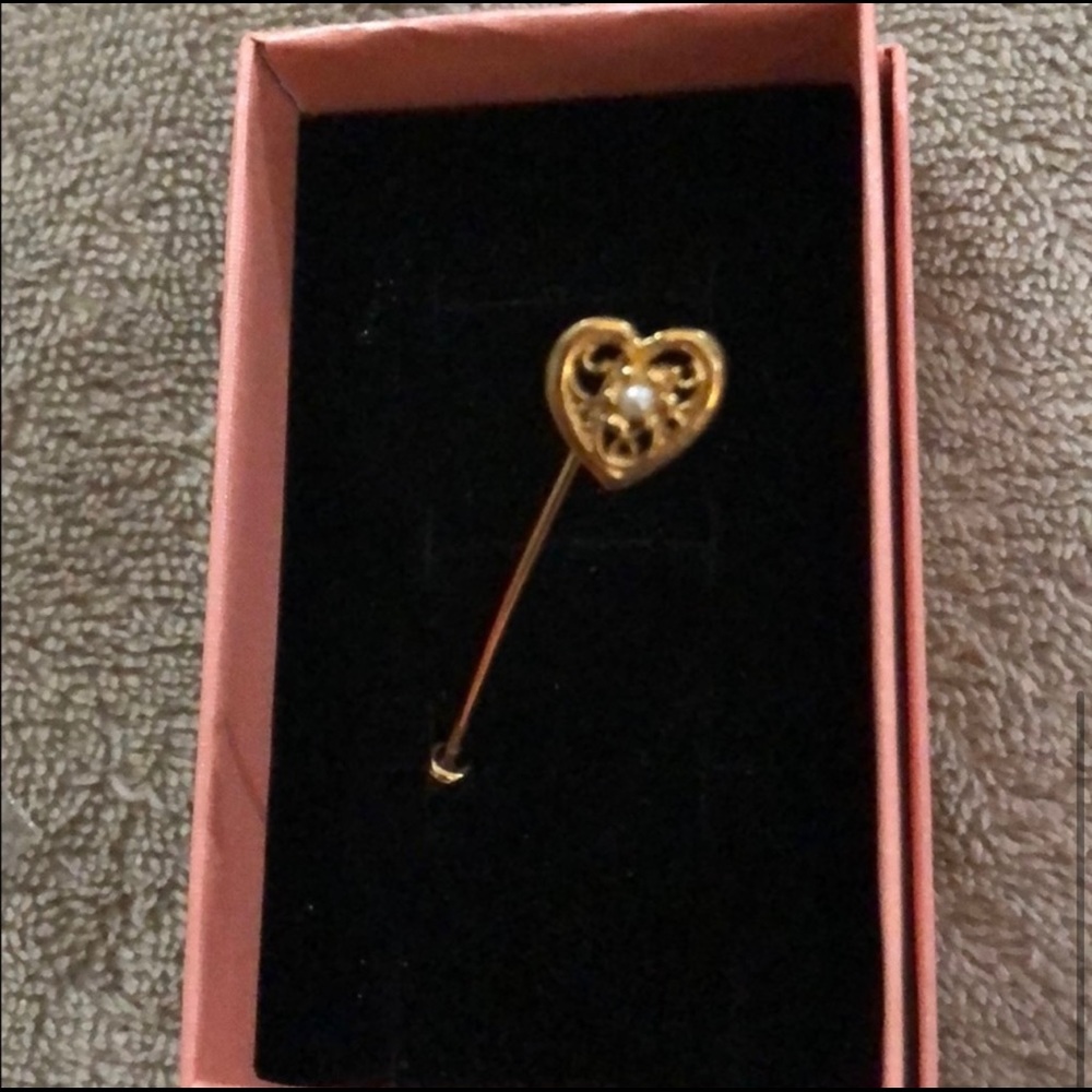 🥰 4/$25- Gold tone & faux pearl brooch